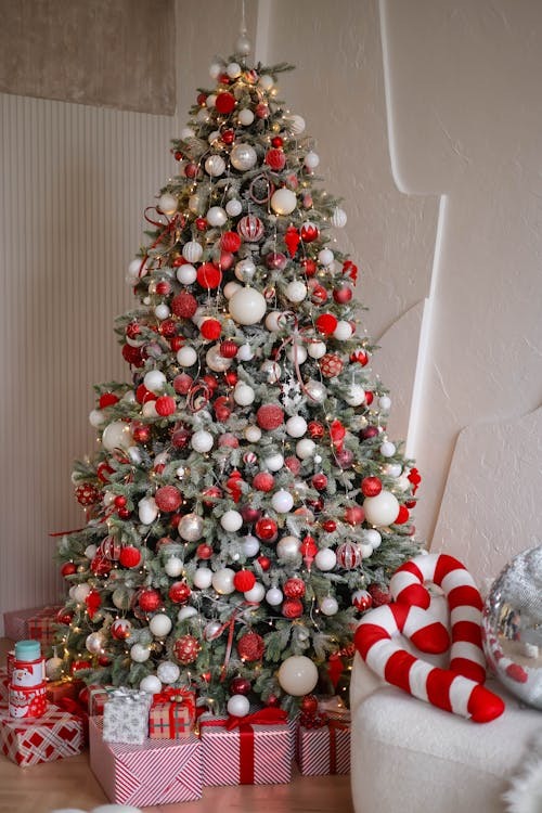 How to Start a Christmas Tree Decorating Business