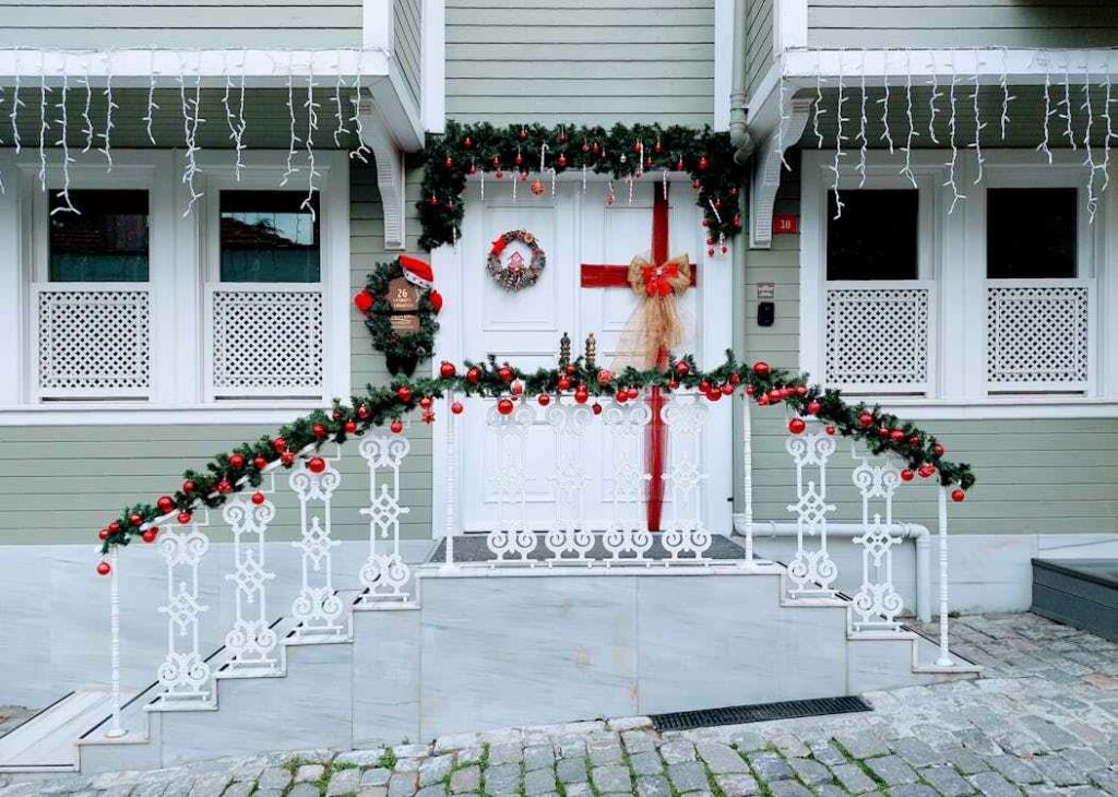 How to Decorate New Year's Door Decorations